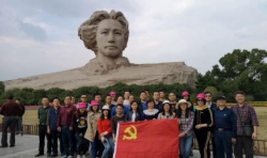 橘子洲頭覽風(fēng)光，偉人像前溫誓詞